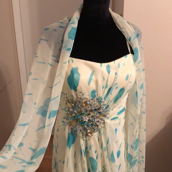 Stunning Couture gown with small train. - Picture 5 of 7